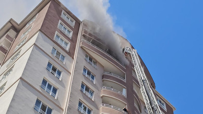 Kayseri'de 14 Katlı Apartmanda Yangın! Mahsur Kalanlar Var