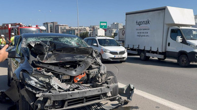 Sultanbeyli'de Milyonluk Kaza! Tıra Arkadan Çarpan Tesla Hurdaya Döndü