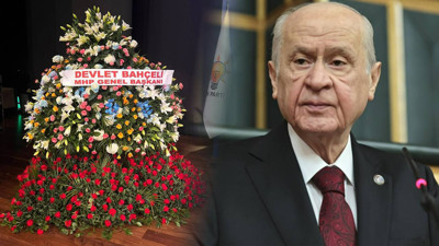 Bahçeli'den AKP'ye 'Kuruluş' Hediyesi: 1071 Kırmızı, 24 Mavi Gül Gönderdi