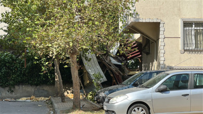 Kartal’da Şiddetli Rüzgar 7 Katlı Apartmanın Çatısını Uçurdu