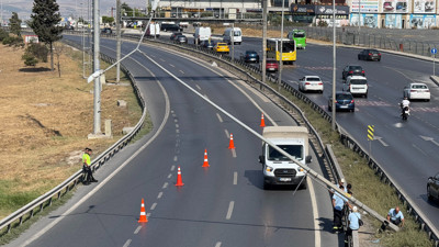 Büyükçekmece’de Şiddetli Rüzgar E-5’i Kapattı: Aydınlatma Direği Yan Yattı