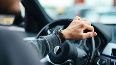 Uzmanlar Uyardı: Tek Elle Araba Kullanmadan Önce Bir Kez Daha Düşünün