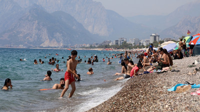 Antalya'da Deniz Suyu Isındı Ama... 2 Belirtiyle Hastaneye Koşuyorlar