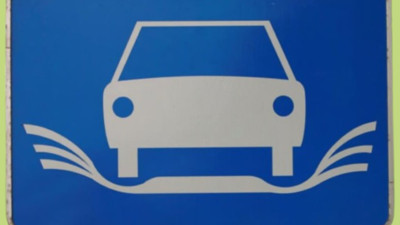 Avrupa Yollarında “Kanatlı Araba” Tabelası Sürücüleri Şaşırttı: İşte Anlamı