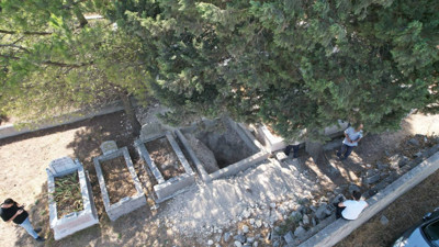 Aynı Mezarı Üçüncü Kez Kazan Defineciler İsyan Ettirdi! Kemikler Dışarı Saçıldı, Savunmaları 'Pes' Dedirtti