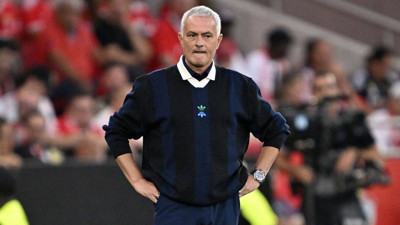 Maçın Önüne Geçti! Mourinho'nun Giydiği Kazağın Fiyatı Ortaya Çıktı