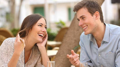 Kadınların Hoşlandıklarında Verdiği 7 Gizli İşaret! Erkeklerin Çoğu Fark Etmiyor