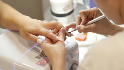 Güzellik Salonlarında Kriz! Kadınların Vazgeçilmezi Jel Tırnağa Yasak Geldi! Artık Kullanılmayacak