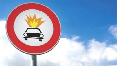 Bu Trafik Levhasını Her Gören Durup Yeniden Bakıyor: İşte Anlamı...