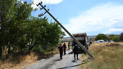 Kırıkkale’de Çöp Kamyonu Kazası: 2 İşçi Yaralandı, Biri Durumu Ağır