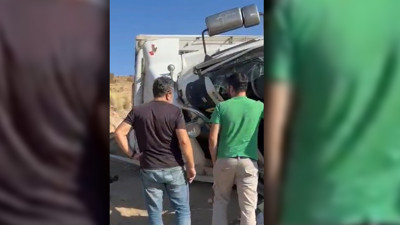 Ankara Beypazarı’nda Kamyon Şarampole Devrildi: Sürücü Yaralı