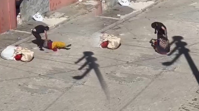 Eskişehir'de Sokak Ortasında Erkek Şiddeti! Eşini Bayıltana Kadar Darp Etti, O Anlar Kamerada...