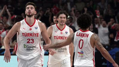 A Milli Basketbol Takımı, EuroBasket'te Yunanistan ile Karşı Karşıya: 12 Dev Adam Final Bileti İçin Sahaya Çıkıyor