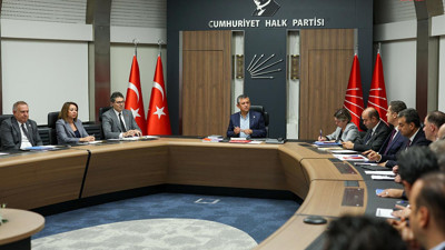 CHP'de Tarihi Gün: Özgür Özel, Kurultay Davası Gölgesinde MYK'yı Topladı