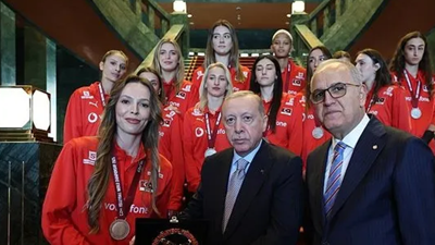 Cumhurbaşkanı Erdoğan, Filenin Sultanları'nı Ağırladı: Eda Erdem'den Sürpriz Hediye