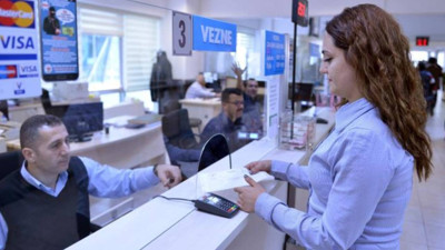 KAP'a Bildirildi... Banka Devinden Tarihi Hamle! Hisselerini Satışa Çıkardı