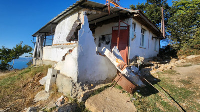 Bursa'da Ev Yarıklarla İkiye Bölündü, Köylüler Tehlike Altında