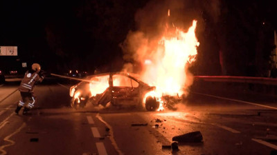 Esenler’de Gece Yarısı Can Pazarı: Otomobil Takla Atıp Alev Aldı, 5 Kişi Yaralandı