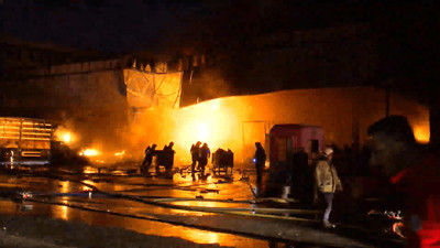 İkitelli'deki Yangın Kontrol Altında: Çok Sayıda Kamyon ve TIR Zarar Gördü