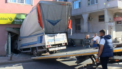 Kontrolden Çıkan Kamyonet İş Yerine Daldı! O Anlar Kamerada