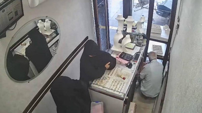 Kuyumcuyu Oyalayıp 2,5 Kilo Altın Çaldılar