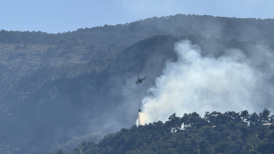 İzmir'deki Yangın Ormana Sıçramadan Söndürüldü
