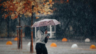 İstanbul'da Yağış Alarmı! Trafik Kilitlendi, Hayat Durdu