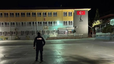 Okulda Skandal! Çıplak Gezen Kişinin Kimliği Şok Etti