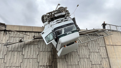 Yağmur Kazaya Yol Açtı: Tır Viyadükte Asılı Kaldı