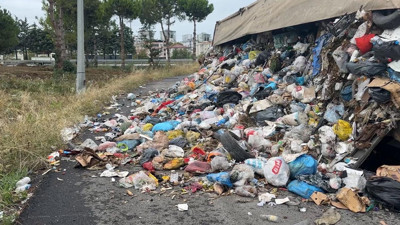 Çöp Yüklü TIR Devrildi, Çöpler Yola Savruldu