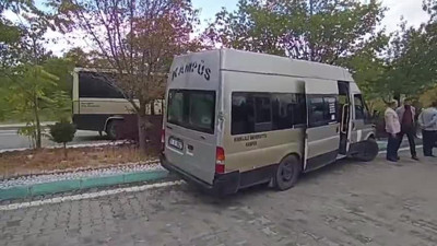 Öğrencileri Taşıyan Dolmuş Ağaca Çarptı! 13 Üniversiteli Yaralandı