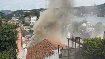 Beşiktaş'ta Yangın Çıkan 4 Katlı Bina Çöktü!