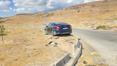 Bitlis Adilcevaz'da Otomobil Bariyerlere Çarptı: 4 Kişi Yaralı