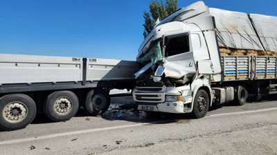 İki Tır Çarpıştı! 3'ü Ağır, 4 Yaralı