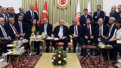 Siyaset Arenasında Dolu Dolu 24 Saat... Neler Oldu? İşte En Çok Konuşulan Fotoğraf...