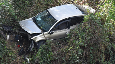 Bilecik'te Otomobil Dere Kenarına Yuvarlandı: 2 Kişi Yaralandı