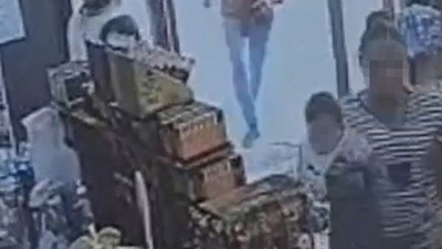 Manisa’da Kan Donduran Saldırı! Kucağındaki Bebeğe Aldırış Etmeden Defalarca Bıçakladı!