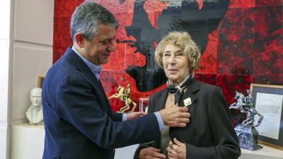 Ayşe Kulin CHP’ye Üye Oldu: Rozetini Özgür Özel Taktı