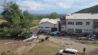 Adana’yı Fırtına Vurdu! Çatılar Söküldü, Ağaçlar Devrildi Araçlar Hurdaya Döndü… Facia Öğrencileri Teğet Geçti