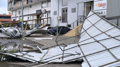 Fırtına Hatay’ı Vurdu! Çatı Uçtu, Araçlar Zarar Gördü
