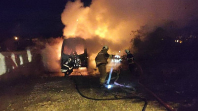 Hatay’da Park Halindeki Minibüs Alev Alev Yandı