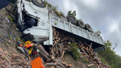Samsun’da Odun Yüklü Kamyon Şarampole Yuvarlandı! Sürücü Hayatını Kaybetti