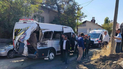 Muş'ta Korkutan Kaza: Yolcu Treni Servise Çarptı, 17 Öğrenci Yaralandı