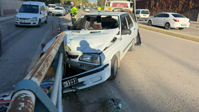 Otomobil Bariyerlere Saplandı: 1 Yaralı