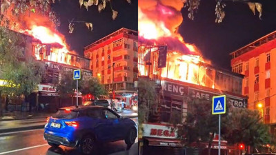 Sultangazi'de Korkutan Yangın! Yan Binaya da Sıçradı
