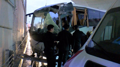 Bakırköy’de Çevik Kuvvet Servis Otobüsü Üst Geçide Çarptı