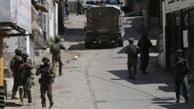 İsrail, Batı Şeria’da 2 Filistinliyi Gözaltına Aldı