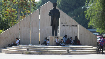 Okulda Skandal Uygulama! Yemekhaneden Yemeyen Öğrenciler Sokakta Yemek Yiyor
