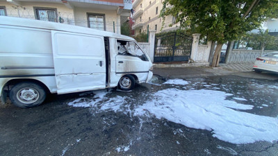 Batman'da Park Halindeki Panelvan Alevlere Teslim Oldu