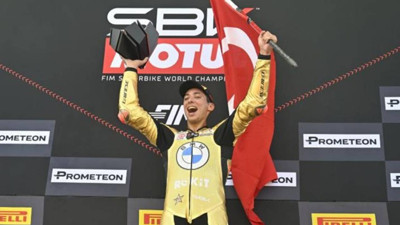 Milli Sporcumuz Toprak Razgatlıoğlu'ndan Tarihi Başarı! Üst Üste Üçüncü Şampiyonluğuna Ulaştı